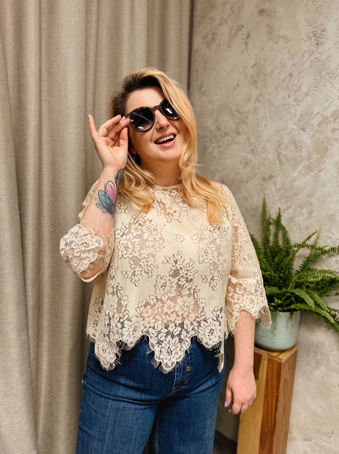 Velkým letošním trendem je i romantická krajka. Halenku ale můžete směle zkombinovat třeba s denimem pro ležérní look