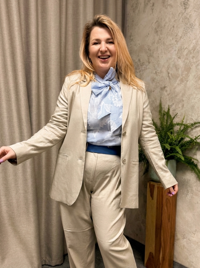 Jednoduchý kostýmek ozvláštní výrazná halenka. Vázačky jsou letos v kurzu