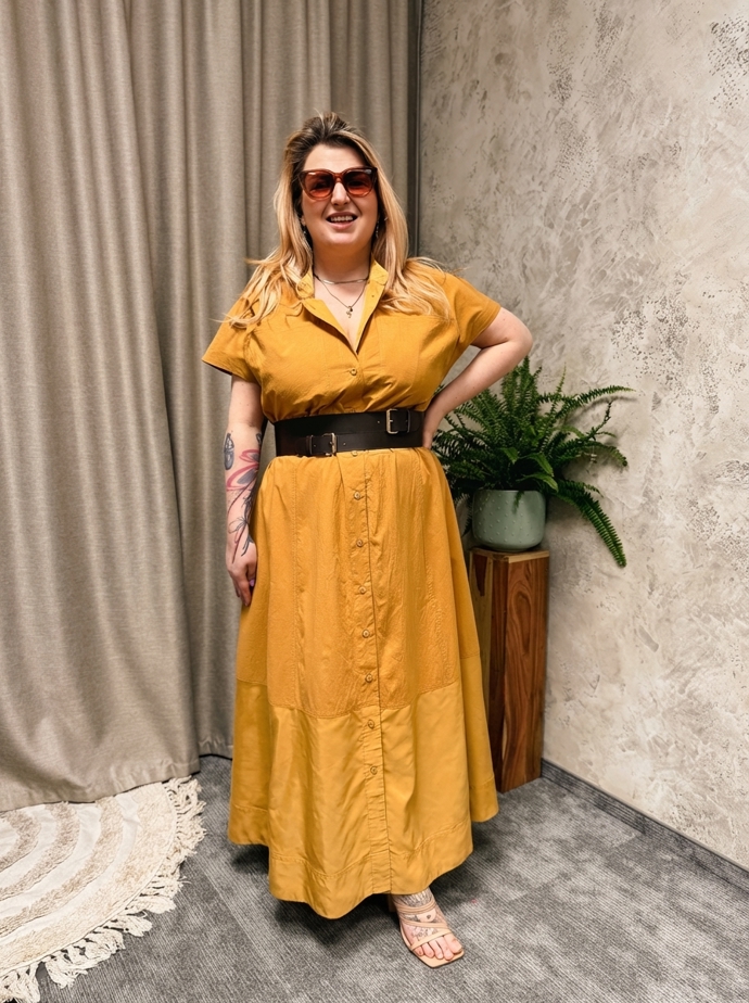 Košilové šaty lichotí všem postavám, široký pásek dodá na ženskosti.