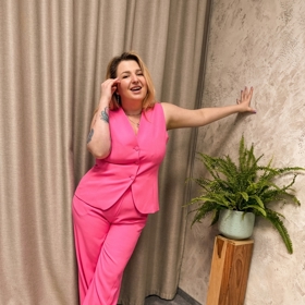 Letošním hitem jsou i kalhotové kostýmky, a to mimo jiné ve výrazných odstínech.