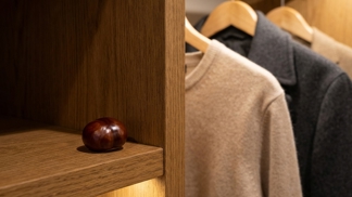 Proč dávat do každého rohu šatníku jeden čerstvý kaštan? Geniální trik babiček ochrání vaše drahé oblečení lépe než chemie z drogerie