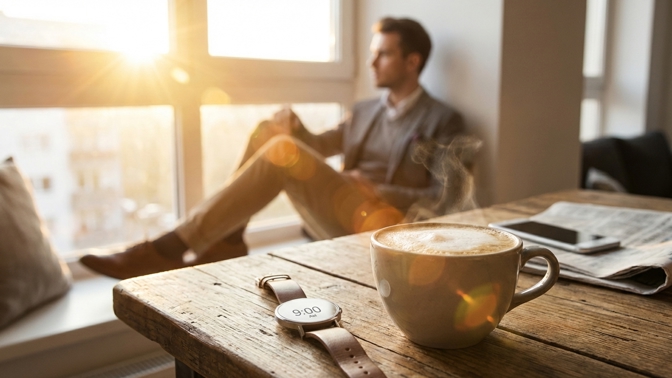 Kdy pít první ranní kávu? Trik pro stabilní energii po celý den