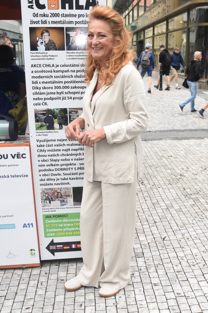 Herečka ve svém módním stylu kombinuje ležérnost s elegancí.