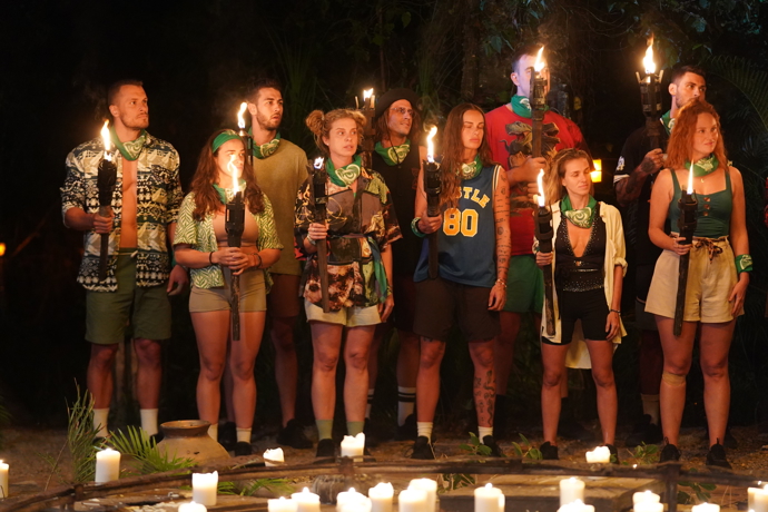 Kmen Hrdinů během speciální kmenové radě.