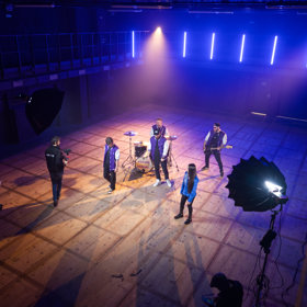 Talentovaná zpěvačka Sofie Kovářová spojila síly s populární kapelou Highland.