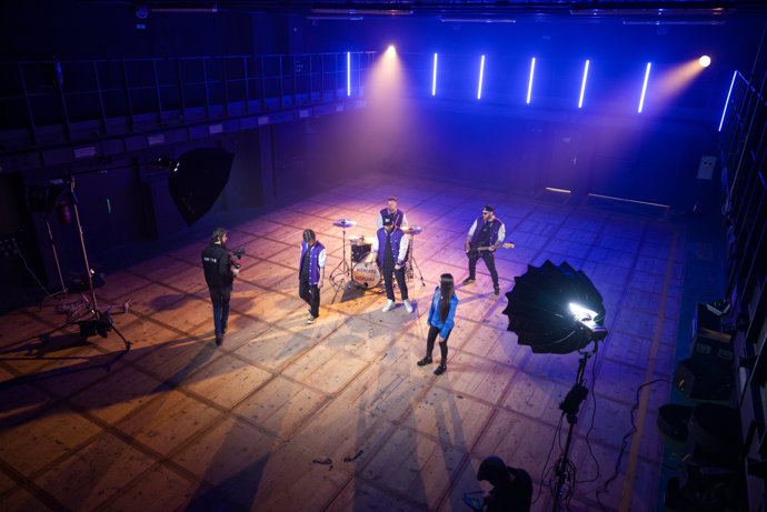 Talentovaná zpěvačka Sofie Kovářová spojila síly s populární kapelou Highland.