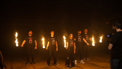 FOTO: Ostřílenou pětici muzikantů oslovila náctiletá vycházející hvězda zcela sama.