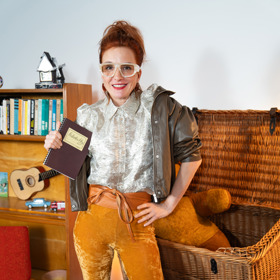 Michaela Maurerová jako moderátorka Retrohubek nosí extravagantní retro outfity.