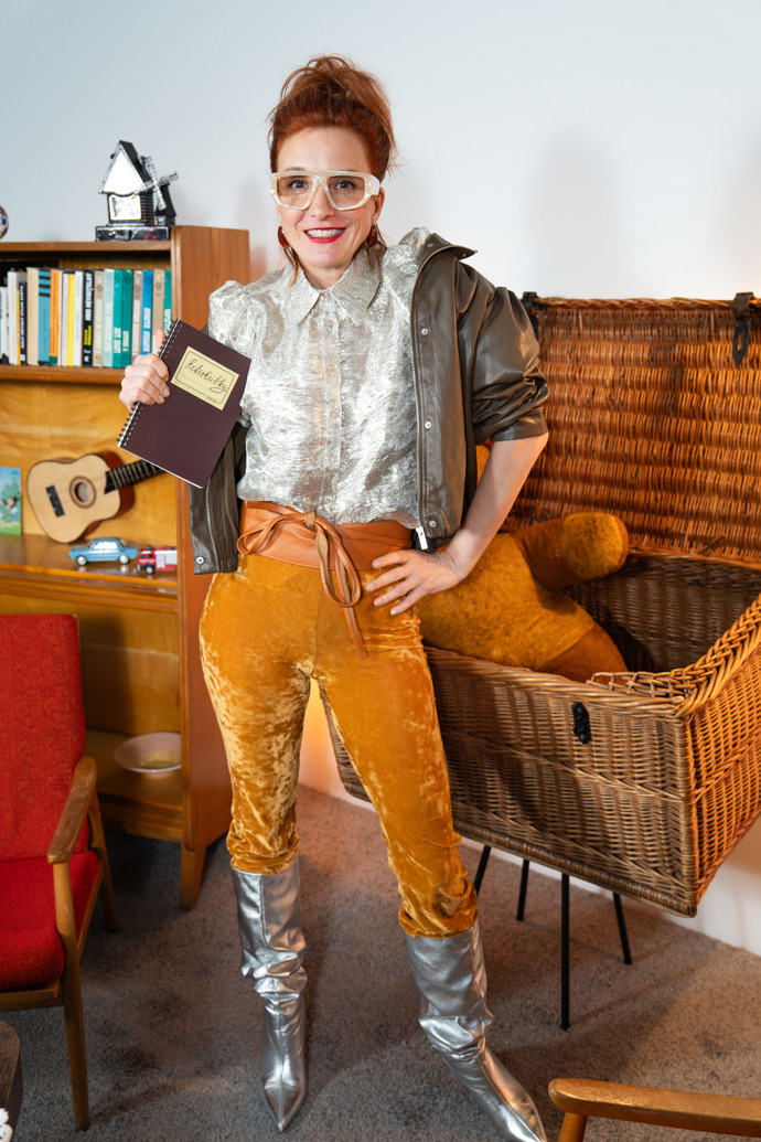 Michaela Maurerová jako moderátorka Retrohubek nosí extravagantní retro outfity. 