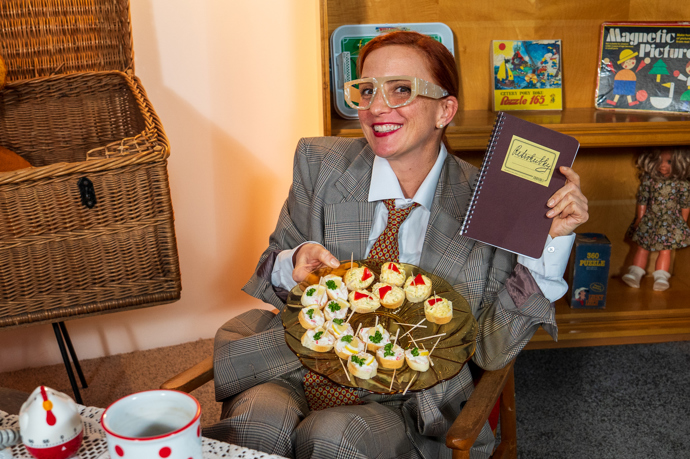 Na stole pochopitelně nechybí pohoštění v podobě jednohubek. 