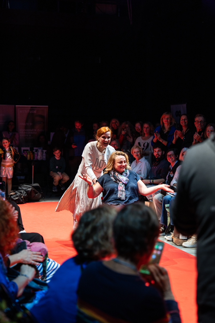 Slavné dámy se na mole střídaly s ženami na vozíku...