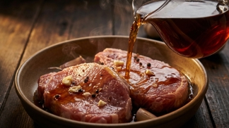 Místo do hrnku ho nalijte přímo k syrovému masu: Tato čajová lázeň s česnekem zajistí takovou křehkost a barvu, že i ta nejobyčejnější kýta bude chutnat lépe než drahá panenka