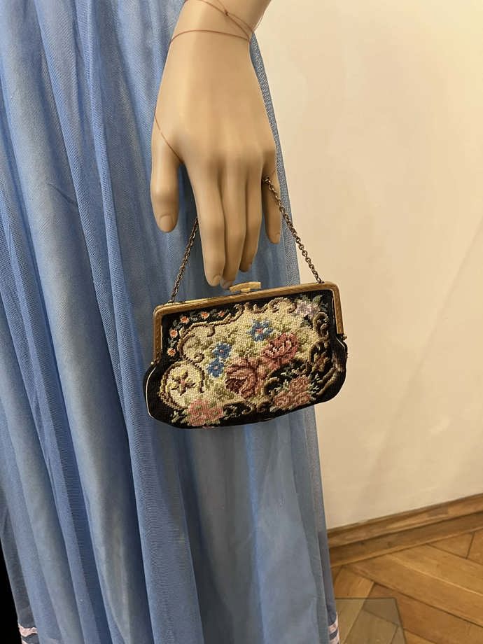 Nechybí ani malá kabelka na dámské nezbytnosti a kartičku s pořadím tanců.  