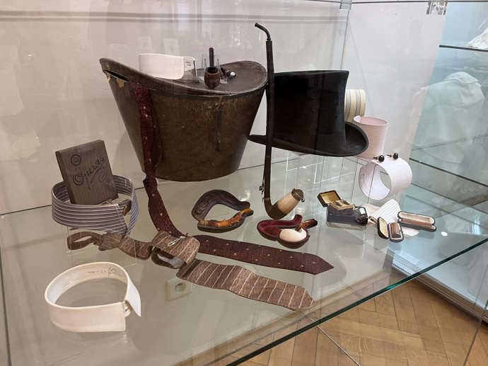 Nechybí ani plesové nezbytnosti pro pány. 