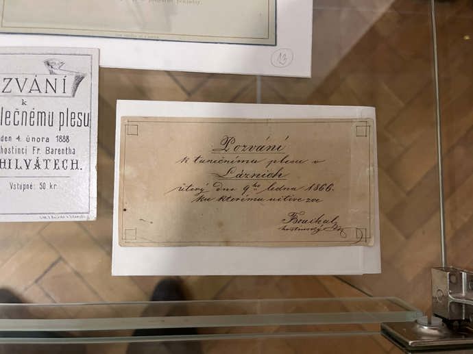 Pozvánky na plesy byly nejprve ručně psané. 