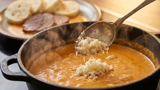 Svíčková už nemusí chutnat jen jako sladká zelenina: Tato lžíce bílé směsi v hrnci v ní probudí říz, o kterém se bude u stolu mluvit ještě týdny