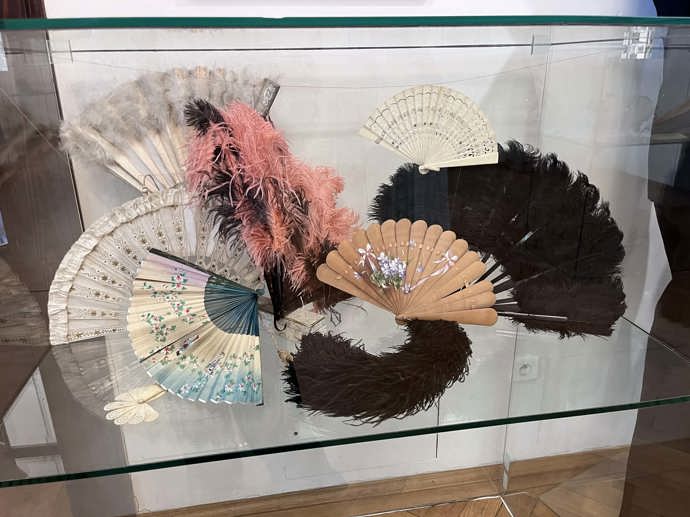 Výstava ukazuje také pestrou škálu vějířů, které byly neodmyslitelnou součástí plesové módy. 
