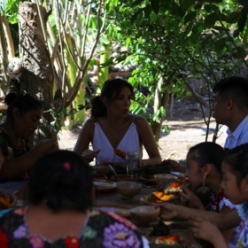 Evě v dokumentu několikrát přistála na talíři opravdová zvláštnost.
