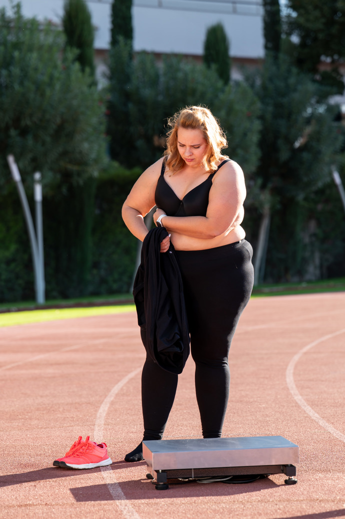 Marcela na atletickém ovále.