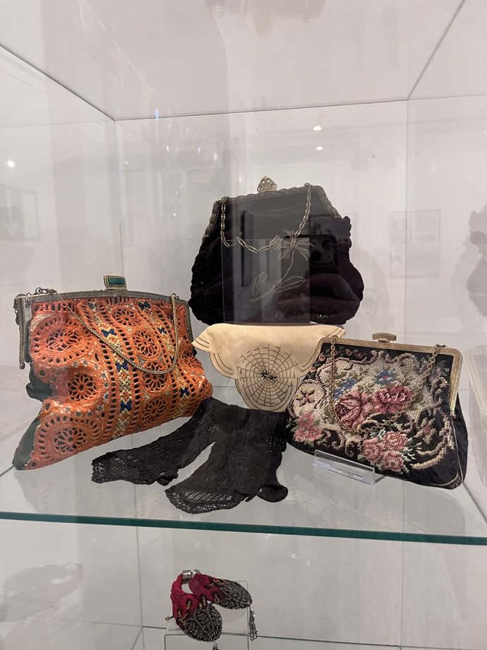 Plesové kabelky jsou bohatě zdobené výšivkami a kameny. 