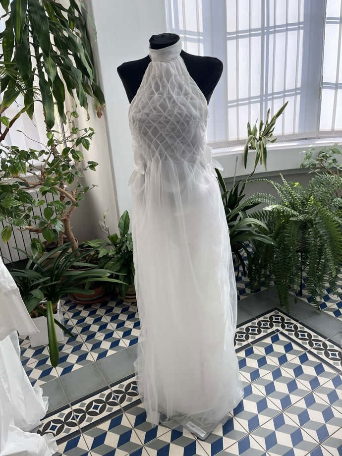 Bílé šaty s odvážným topem a holými rameny od studentky Amálie Kostelecké. 