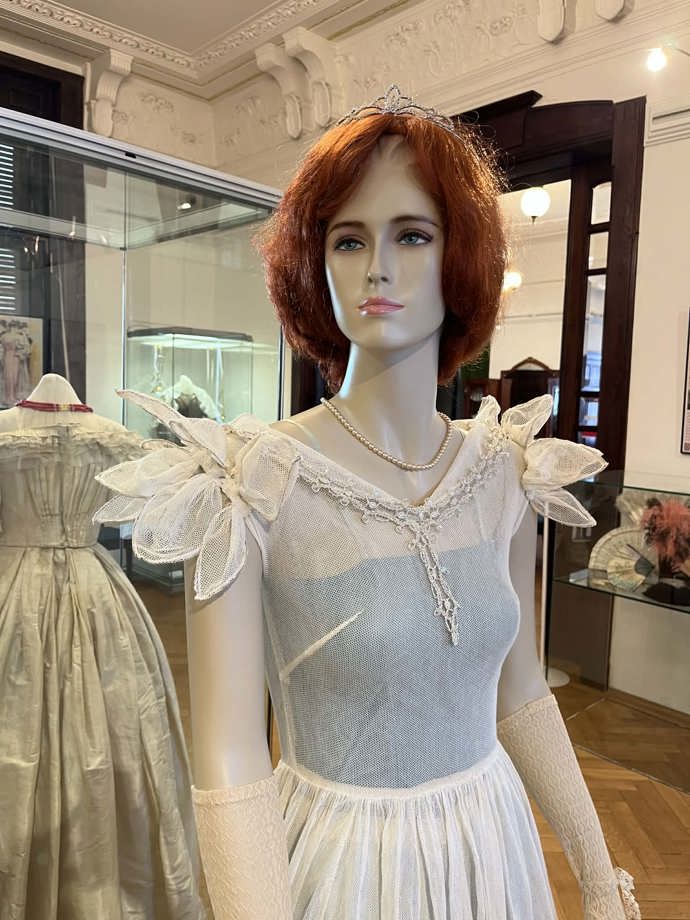 Při bližším pohledu na šaty je zřejmá ruční práce. 