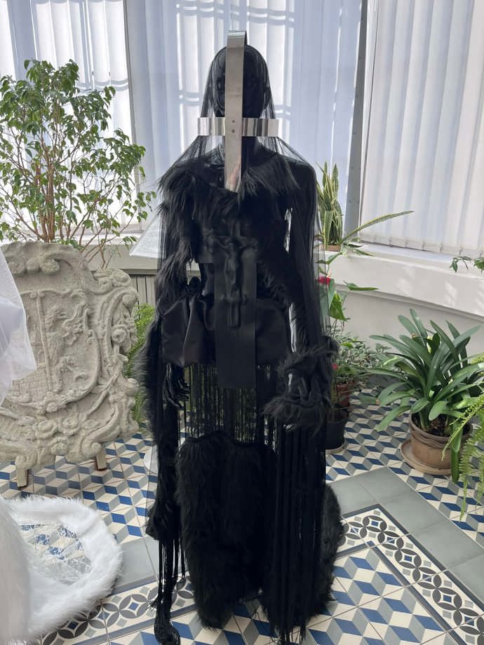 Sofie M. Fáberová vytvořila také černou variantu plesových šatů. 