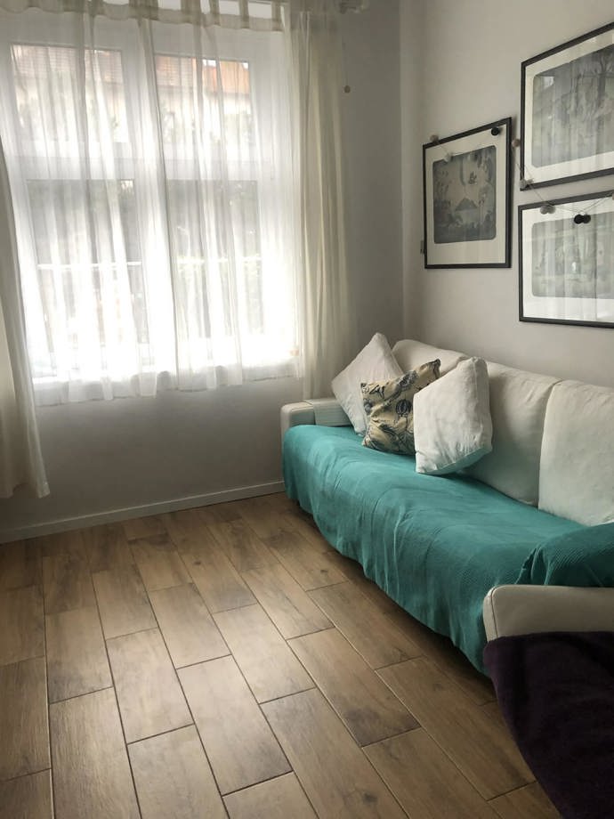 V mojí malé domácnosti je největší podlahová plocha v obývacím pokoji, kde jsem začala testování vysavače Roborock F25 combo.