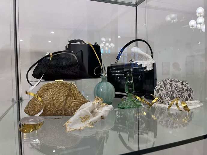 Do malých kabelek se vešly i kapesníčky s monogramem. 