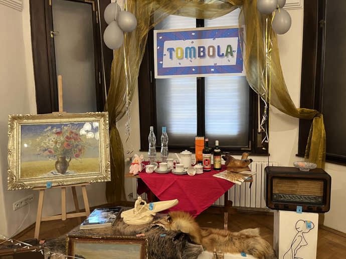 Posouváme se v čase - a na správném plese nechybí tombola. 