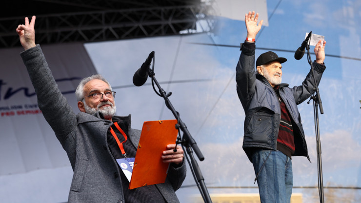 První dáma mezi stovkami protestujících, emotivní Trojan i dojemné gesto pro Svěráka. Slavní na demonstraci 