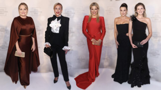 Móda z Plesu v Intru: Regina Řandová kralovala v hnědé róbě s pelerínou, Eva Perkausová ve vášnivě rudé