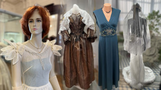Navštívili jsme jedinečnou výstavu historie i budoucnosti plesové módy: Cudné modely střídají smělé návrhy studentů