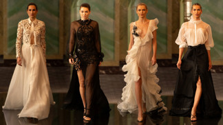 Úchvatná česká móda v Paříži: Rodinná značka matky s dcerou zabodovala překrásnými modely na týdnu módy