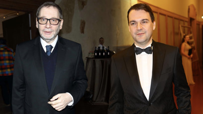 FOTO: Tomáš Töpfer věnoval Petru Macinkovi historický výtisk Rudého práva.