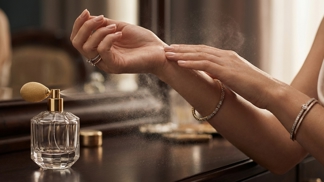 Tuto chybu s parfémem děláme skoro všichni: Tření zápěstí o sebe je důvod, proč vaše vůně nevydrží ani do oběda