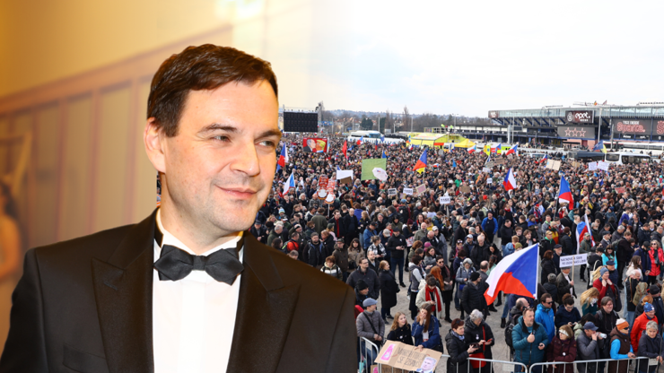 Macinka se vysmál demonstrantům. Protestující označil za hrozbu demokracie, shodil i Svěráka s Trojanem