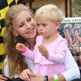 Julie maminku odmalička doprovázela na společenské akce. 