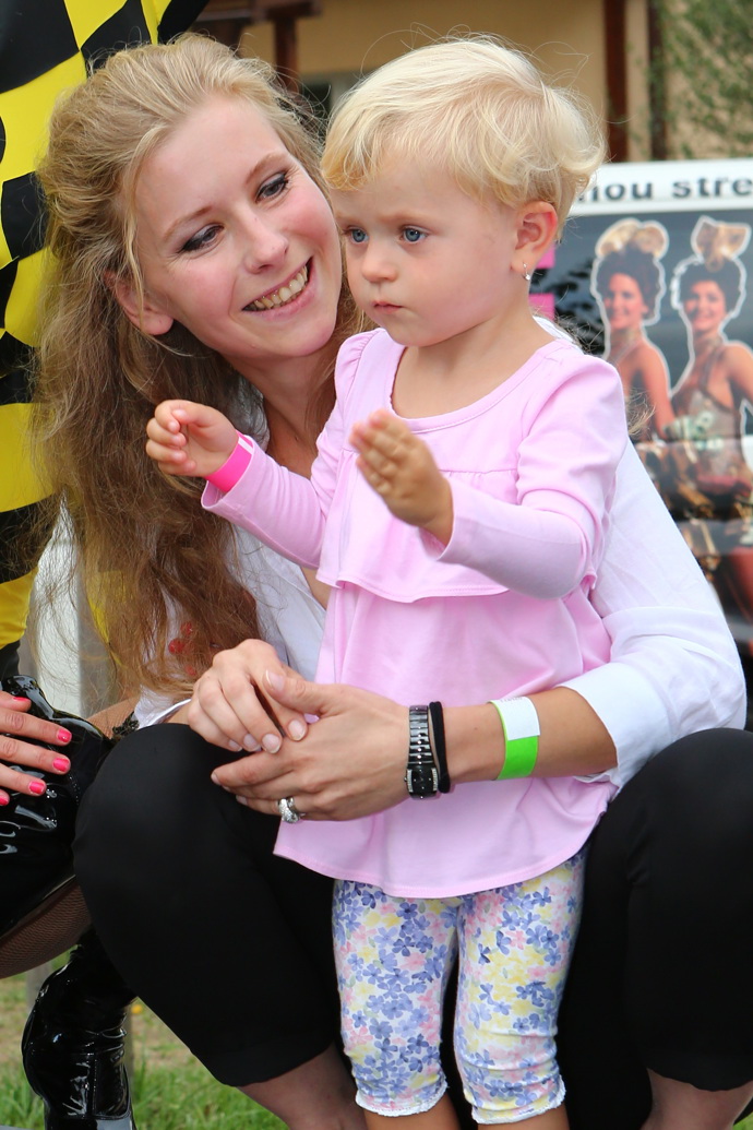 Julie maminku odmalička doprovázela na společenské akce. 