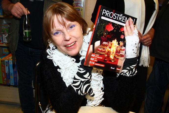 V roce 2013 nechyběla u křtu knihy k televiznímu pořadu Prostřeno. 