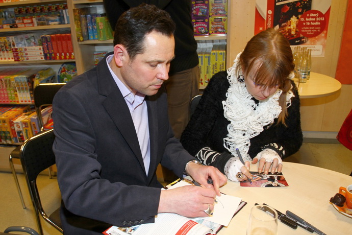 Na autogramiádě se potkala se zpěvákem Pavlem Vítkem. 