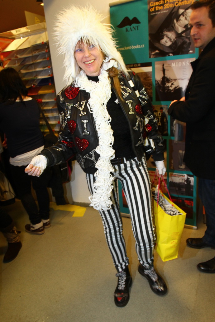 Ve společnosti je nepřehlédnutelná také díky originálním outfitům. 