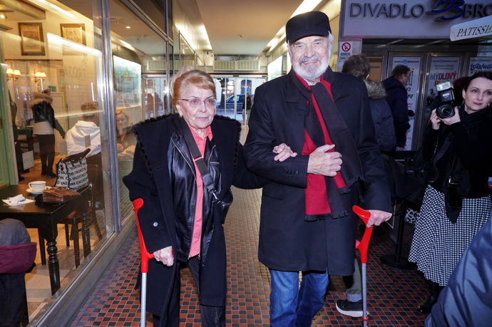 Po boku manželky chodí Zdeněk Svěrák dodnes do společnosti. 