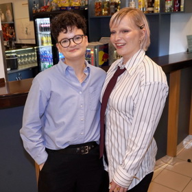 Obě dámy se sladily v pánském stylu.