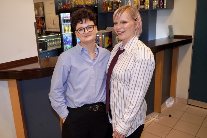 Obě dámy se sladily v pánském stylu.