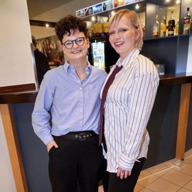 Marketingová expertka Karolína Kachyňová přivedla na premiéru do divadla Kalich přítelkyni, se kterou chodí už dva roky.