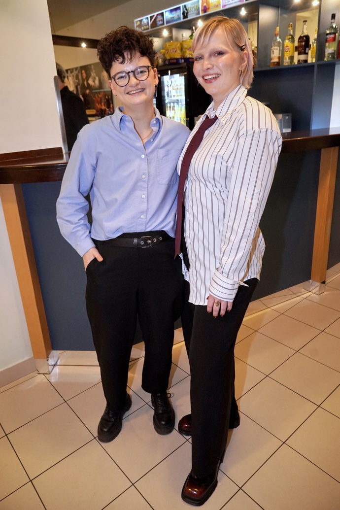 Marketingová expertka Karolína Kachyňová přivedla na premiéru do divadla Kalich přítelkyni, se kterou chodí už dva roky.