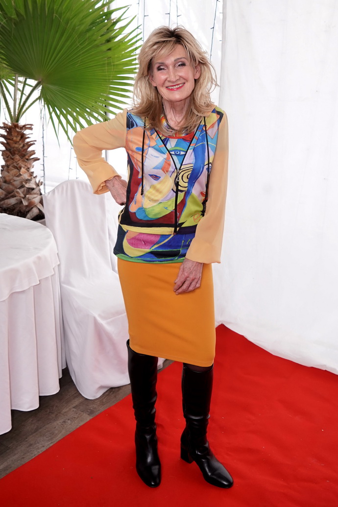 K barevné sukni nazula vysoké černé kozačky. 