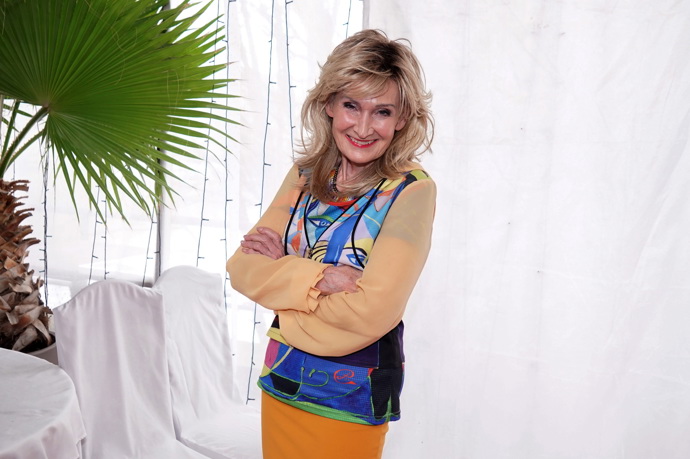 Zuzana Bubílková vsadila na zářivé jarní barvy. Oblékla kombinaci oranžové sukně a barevného topu s barevnou mikinou na zip.