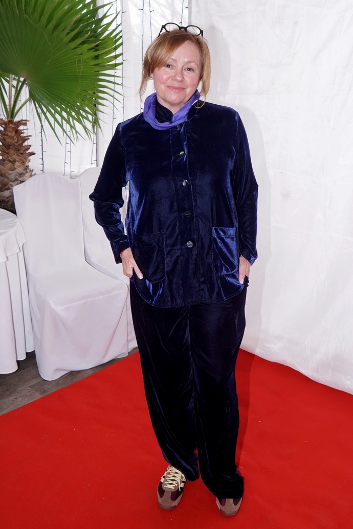 Jitka Sedláčková oblékla sametový tmavě modrý komplet. 